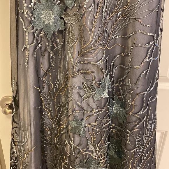 Beautiful gown - Picture 5 of 6